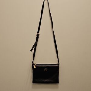 Sleek Black Crossbody Bag with Adjustable Strap